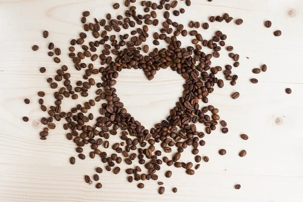 Кофейные зерна в форме сердца на белом фоне — стоковое фото