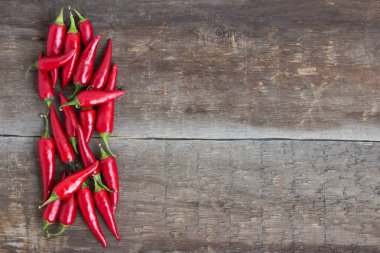 Ahşap masada acı biber.