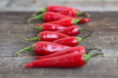 Ahşap masada acı biber.