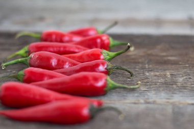 Ahşap masada acı biber.