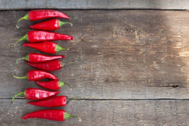 Ahşap masada acı biber.