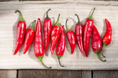 Ahşap masada acı biber.