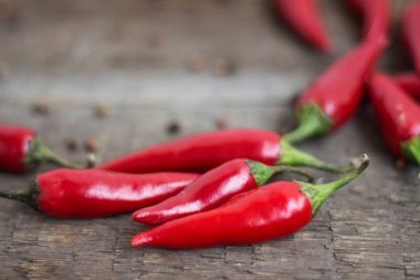 Ahşap masada acı biber.