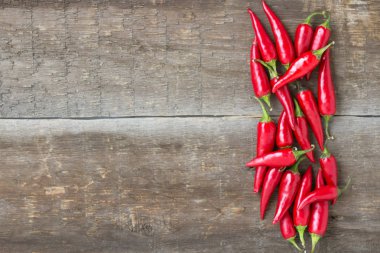 Ahşap masada acı biber.