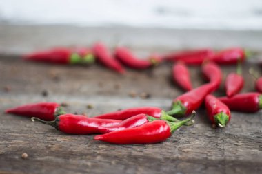 Ahşap masada acı biber.