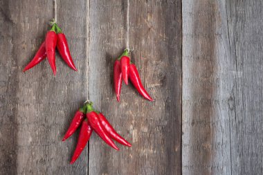 Ahşap masada acı biber.