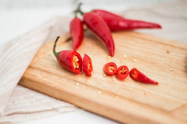 biber biber kesme tahtası üzerinde