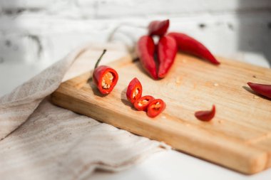 biber biber kesme tahtası üzerinde