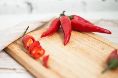 biber biber kesme tahtası üzerinde