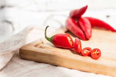 biber biber kesme tahtası üzerinde