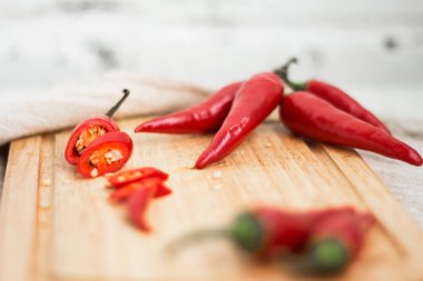 biber biber kesme tahtası üzerinde