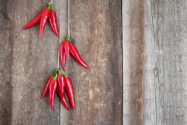 Ahşap masada acı biber.