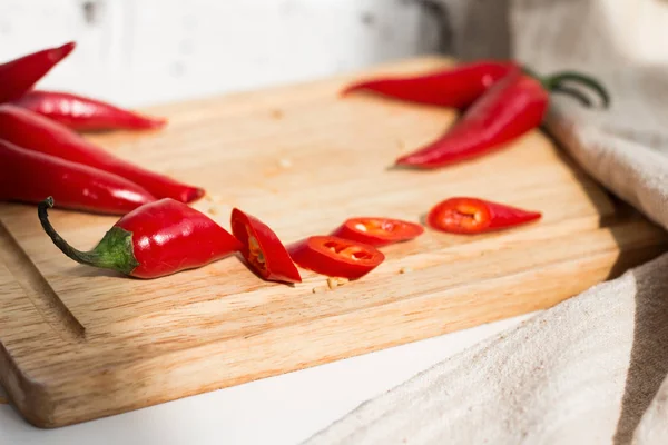 biber biber kesme tahtası üzerinde