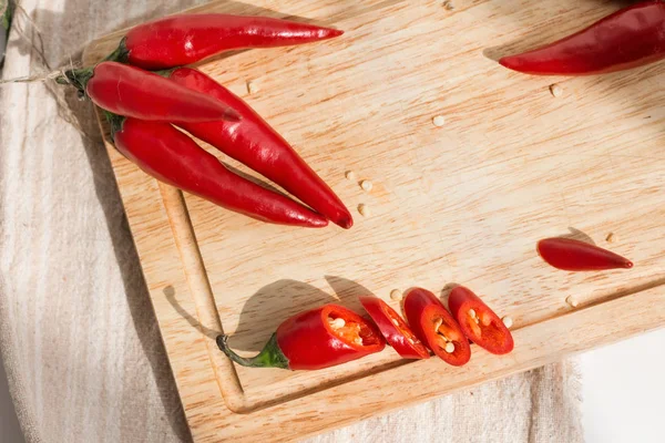 biber biber kesme tahtası üzerinde