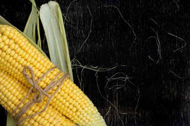 iki siyah ahşap bir masa üzerinde mısır koçanı