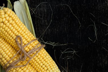 iki siyah ahşap bir masa üzerinde mısır koçanı
