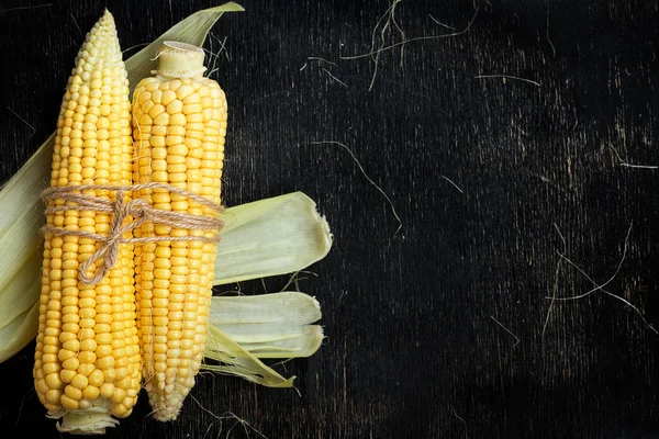 iki siyah ahşap bir masa üzerinde mısır koçanı