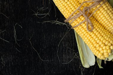 iki siyah ahşap bir masa üzerinde mısır koçanı