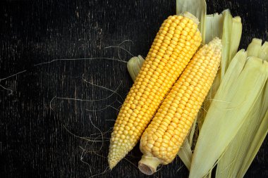 iki siyah ahşap bir masa üzerinde mısır koçanı