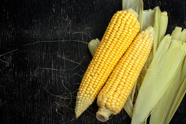 iki siyah ahşap bir masa üzerinde mısır koçanı