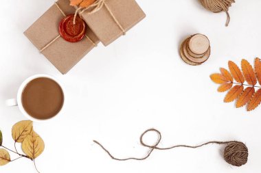 El yapımı hediyeler Kraft kağıt sarılı ve beyaz arka plan üzerinde yaprakları kuru