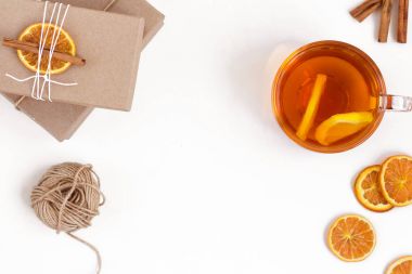 El yapımı hediyeler Kraft kağıt sarılı ve turuncu beyaz zemin üzerine kuru