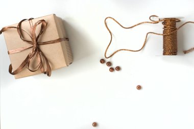 Bronz bir şerit ile kağıt kağıt sarılı el yapımı hediyeler