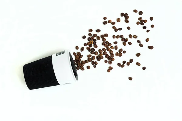 Termo bardak kahve ve beyaz arka plan üzerinde kahve çekirdekleri için — Stok fotoğraf