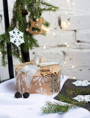 Hediye kutusu ve ahşap arka planda süslemeleri olan Noel ağacı