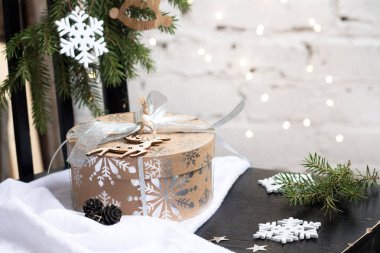 Hediye kutusu ve ahşap arka planda süslemeleri olan Noel ağacı