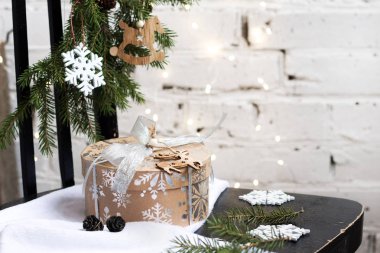 Hediye kutusu ve ahşap arka planda süslemeleri olan Noel ağacı