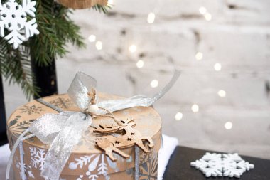 Hediye kutusu ve ahşap arka planda süslemeleri olan Noel ağacı