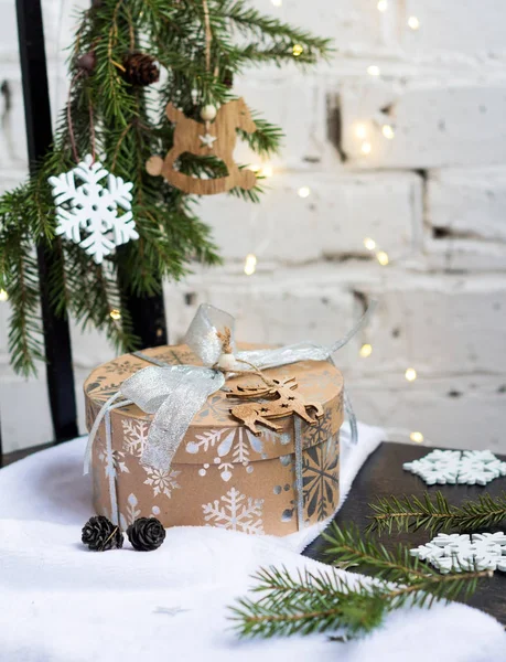 Hediye kutusu ve ahşap arka planda süslemeleri olan Noel ağacı