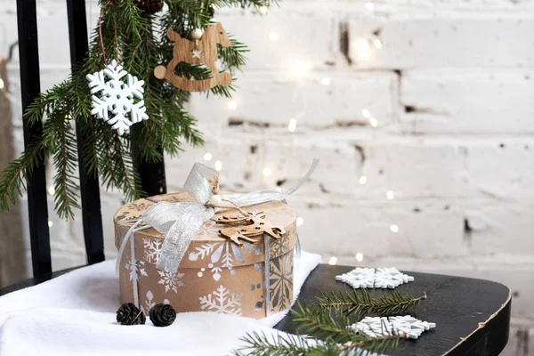 Hediye kutusu ve ahşap arka planda süslemeleri olan Noel ağacı