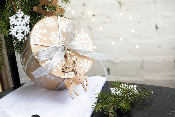 Weihnachtsbaum mit Geschenkbox und Dekorationen auf Holzgrund — Stockfoto