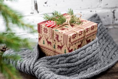 Bir hediye kutusu ve bir tuğla zemin üzerine süslemeleri ile Noel ağacı