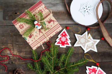 Hediye kutusu ve ahşap arka planda süslemeleri olan Noel ağacı