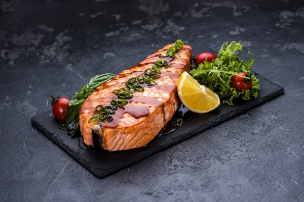 iştah açıcı somon steak salata ile