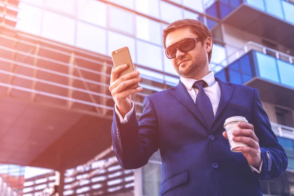 smartphone ve kahve ile işadamı