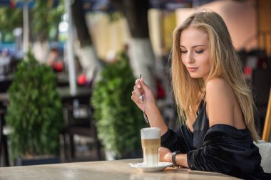 Kız kaşık ve kahve ile çalış