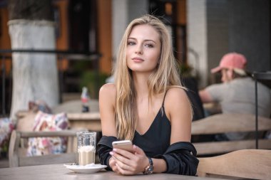 bir kafede kahve ile kız