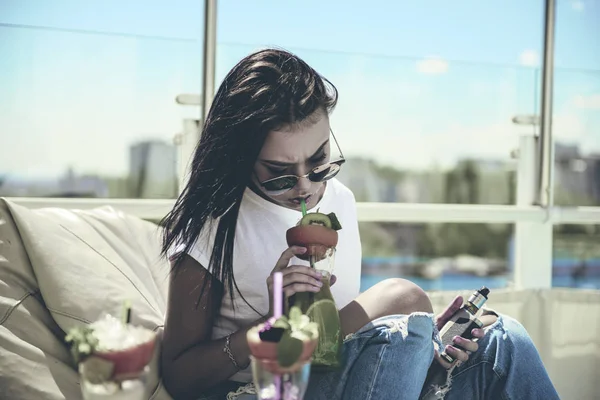 limonata içmeye vape kızla