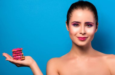 Mavi artalanları bir çerez ile kız