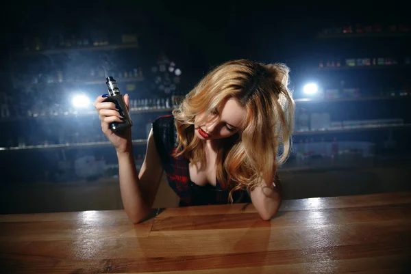 Kız barmen vape ile