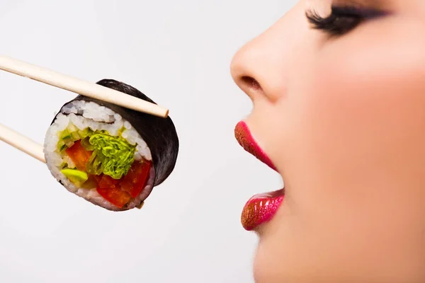 kız ve beyaz arka plan üzerinde rulo