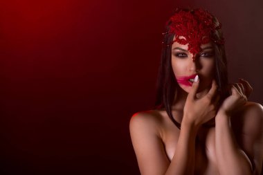 Kırmızı dudaklı güzel kız.