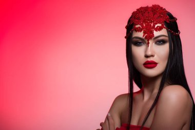 kırmızı zemin üzerine harika küçük kız