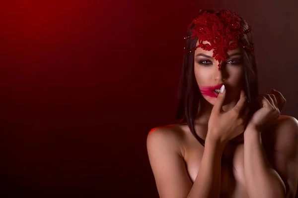 Kırmızı dudaklı güzel kız.