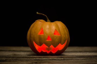 Cadılar Bayramı Balkabağı siyah arka plan üzerinde gülümseyen