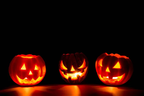  siyah arka plan üzerinde parlayan kabaklar